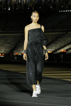 Figure 14 Dior Women RTW Cruise 2022 Show LOOK 10