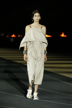 Figure 16 Dior Women RTW Cruise 2022 Show LOOK 1